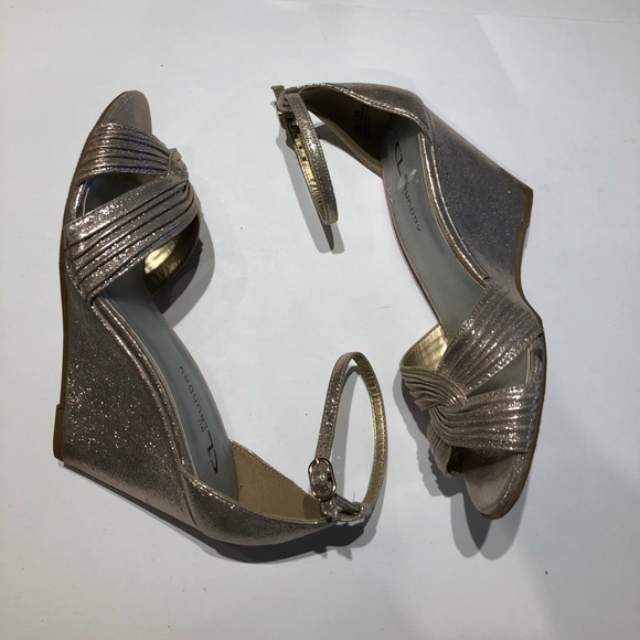 CL Laundry Gold Shimmering Wedge Pump Size 8.5 - Picture 1 of 8